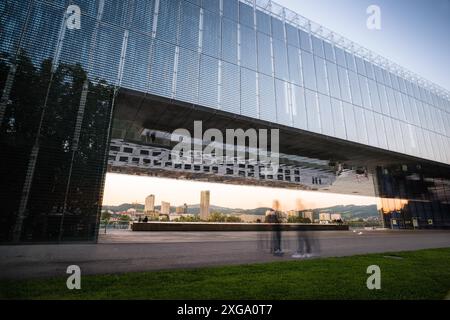 Linz Austria, Lentos Art Museum con la costa di Linz Urfahr sul Danubio Foto Stock