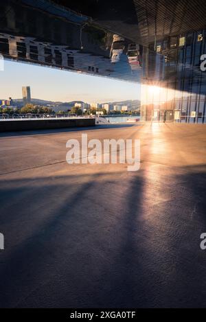 Linz Austria, Lentos Art Museum con la costa di Linz Urfahr sul Danubio Foto Stock