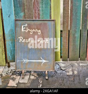 Cartello con l'iscrizione "Entrance Restaurant" nel centro di Berlino Foto Stock