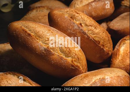 Un sacco di panini francesi. I panini francesi appena sfornati sono deliziosi. Primo piano Foto Stock