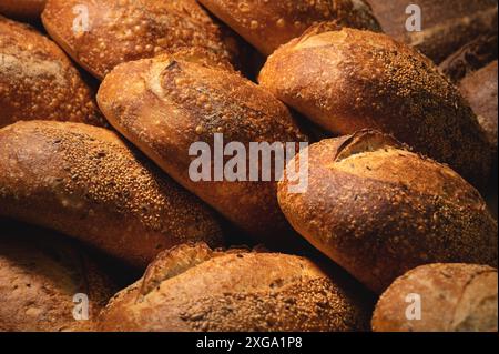 Un sacco di panini francesi. I panini francesi appena sfornati sono deliziosi. Primo piano Foto Stock