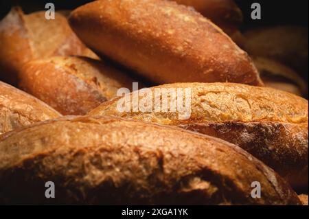 Un sacco di panini francesi. I panini francesi appena sfornati sono deliziosi. Primo piano Foto Stock