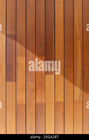 Struttura di sfondo con pannelli in legno. IPE legno tropicale di teak sulla facciata dell'edificio Foto Stock