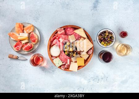 Tagliere di salumi e formaggi, pennarello piatto con spazio per le copie. Antipasti italiani, shot dall'alto con vino, olive e panini. Foto Stock