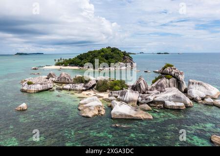 Belitung, Indonesia: Veduta aerea dell'isola di Kelayang a Belitung, nel mare di Giava in Indonesia, nel sud-est asiatico. Foto Stock