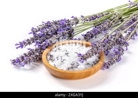 Lavanda (lavandula) sale marino con un mazzo di fiori, erbe aromatiche per cucinare o sale da bagno per spa, su sfondo bianco Foto Stock