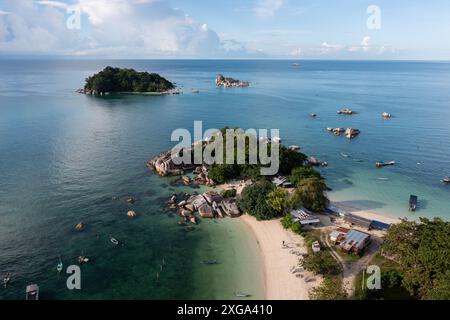 Belitung, Indonesia: Veduta aerea della spiaggia e dell'isola di Kelayang con spettacolari rocce a Belitung nel mare di Giava in Indonesia. Foto Stock