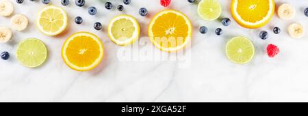 Banner con menu di cibi freschi estivi con spazio per fotocopie. Frutta, sparata dall'alto su sfondo di marmo bianco, una posa piatta Foto Stock