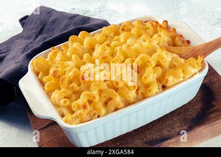 Maccheroni e pasta al formaggio in casseruola. Cheesy cibo americano comfort, cotto al forno Foto Stock