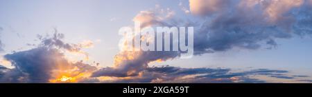 Sfondo naturale del variopinto panorama sky, durante il tempo in cui gli orari di alba e tramonto Foto Stock
