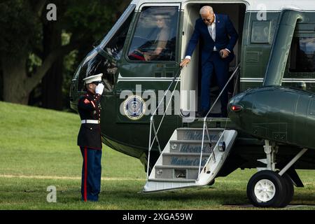 Washington DC, Stati Uniti. 7 luglio 2024. Il presidente degli Stati Uniti Joe Biden esce da Marine One sul South Lawn della Casa Bianca il 7 luglio 2024 a Washington, DC il presidente e la First Lady stanno tornando alla Casa Bianca dopo gli eventi della campagna a Philadelphia e Harrisburg, Pennsylvania. Credito: Samuel Corum/Pool via CNP/MediaPunch credito: MediaPunch Inc/Alamy Live News Foto Stock