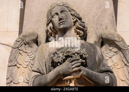 Edicola funeraria con angelo e croce, scultura di M.. Sacanell Pou (Jaime Burguera Garau), Campos Cimitery, Maiorca, Isole Baleari, Spagna Foto Stock