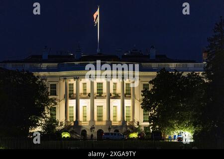 Vista sul prato sud della Casa Bianca, residenza presidenziale illuminata di notte Foto Stock