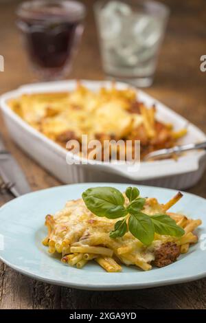 Maceroni italiani al forno con formaggio Foto Stock