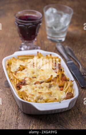 Maceroni italiani al forno con formaggio Foto Stock