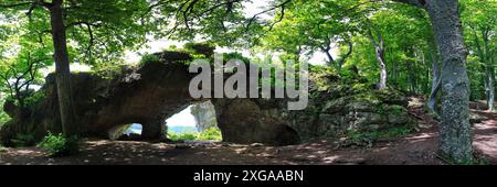 Il ponte o arco in pietra naturale vicino a Happurg è una meraviglia della natura ed è stato creato dall'erosione Foto Stock