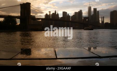 Ponte di Brooklyn, giornata nebbiosa. New York City, Manhattan, skyline del centro cittadino, quartiere finanziario, Stati Uniti. Grattacielo del World Trade Center. Autumn Pebble Beach a Dumbo, Stati Uniti. Foto Stock