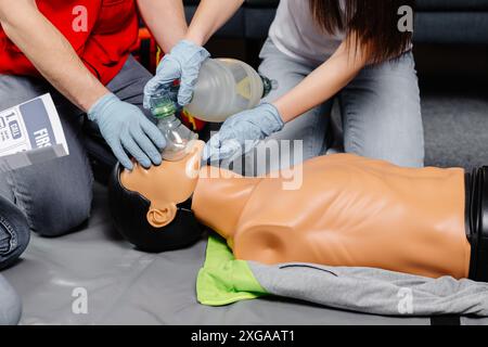 Donna che tiene il sacchetto di respirazione Ambu bag.dimostrazione CPR Cardiopolmonare rianimazione procedura medica di formazione sulla bambola CPR nella classe.Paramedic dem Foto Stock