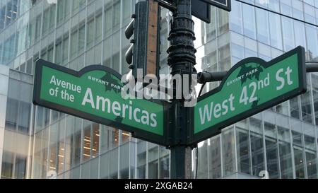 Incrocio di New York City, all'incrocio con la strada numero 42, segnale stradale verde. 6 Sixth ave, angolo Americas avenue, quartiere commerciale Midtown, NYC, Bryant Park. Architettura grattacielo a grattacielo, cartellone stradale. Foto Stock