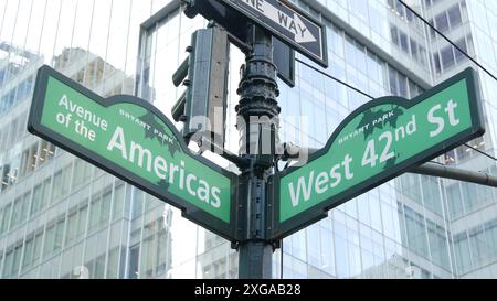 Incrocio di New York City, segnale di incrocio 42. 6 Sixth ave, angolo Americas avenue, quartiere commerciale Midtown, NYC, Bryant Park. Architettura grattacielo a grattacielo a grattacielo, segnale stradale di testo a senso unico. Foto Stock