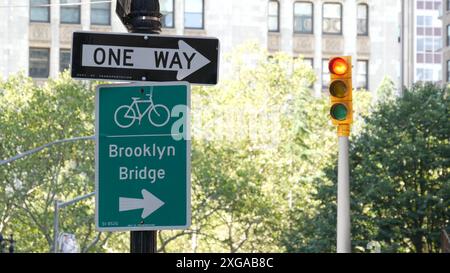 Segnaletica stradale per pista ciclabile, New York. Pista ciclabile del ponte di Brooklyn, percorso ciclabile nel centro di Manhattan. Cyclists Way, City Hall Park. Infrastrutture per attività sportive ricreative, Stati Uniti. Freccia a senso unico. Foto Stock