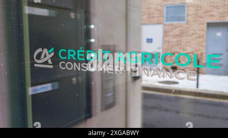 Bordeaux , Francia - 07 06 2024 : CA Credit agricole consumer finance logo chain text brand Bank Agency sign on wall facade Office Foto Stock