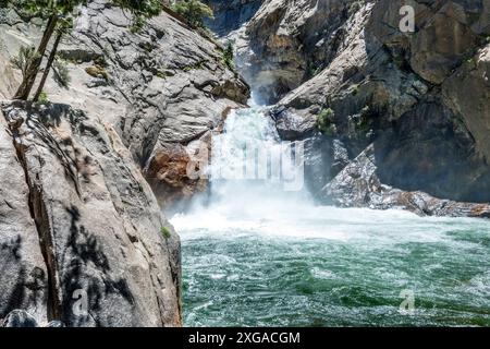 Il ruggente fiume cade nel Kings Canyon National Park, California USA Foto Stock