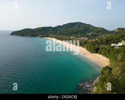 Phuket, Tailandia: Spettacolare vista aerea delle spiagge di Nai Thon e Banana nell'isola tropicale di Phuket sul mare delle Andamane in Tailandia. Foto Stock