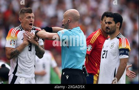 STOCCARDA, GERMANIA - 05 LUGLIO: La Germania Toni Kroos parla con l'arbitro Anthony Taylor durante i quarti di finale di UEFA EURO 2024 tra Spagna e Germania all'Arena di Stoccarda il 5 luglio 2024 a Stoccarda, Germania. © diebilderwelt / Alamy Stock Foto Stock