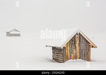 Capanna in legno in autunno neve, inverno, Loisach-Kochelsee-Moor, vista su Rabenkopf e Jochberg, Baviera, Germania, Europa Foto Stock