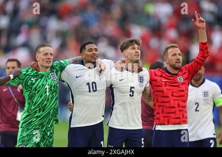 DUSSELDORF, GERMANIA - 06 LUGLIO: Jordan Pickford, Inghilterra Jude Bellingham, Inghilterra John Stones, Inghilterra, Harry Kane, Inghilterra festeggiano con i tifosi dopo la vittoria dei quarti di finale di UEFA EURO 2024 tra Inghilterra e Svizzera alla Düsseldorf Arena il 6 luglio 2024 a Dusseldorf, Germania. © diebilderwelt / Alamy Stock Foto Stock