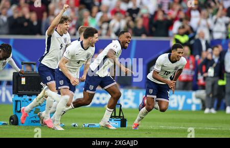 DUSSELDORF, GERMANIA - LUGLIO 06: Jude Bellingham d'Inghilterra . L'inglese Ivan Toney festeggia la vittoria dei quarti di finale di UEFA EURO 2024 tra Inghilterra e Svizzera alla Düsseldorf Arena il 6 luglio 2024 a Dusseldorf, in Germania. © diebilderwelt / Alamy Stock Foto Stock