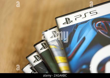 KIEV, UCRAINA - 26 GIUGNO 2024 una valanga di videogiochi per console Sony PlayStation 5 e 4. In primo piano sono presenti molte confezioni di dischi di videogiochi famosi Foto Stock