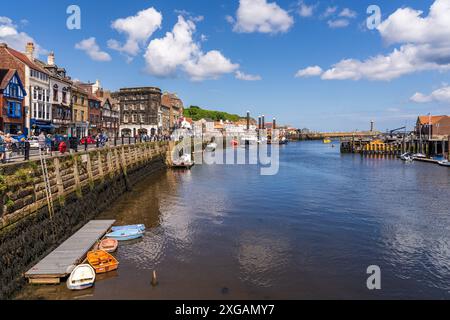 Whitby, North Yorkshire, Inghilterra, Regno Unito - 21 giugno 2023: Vista dal ponte Whitby sul fiume Esk verso il molo Foto Stock