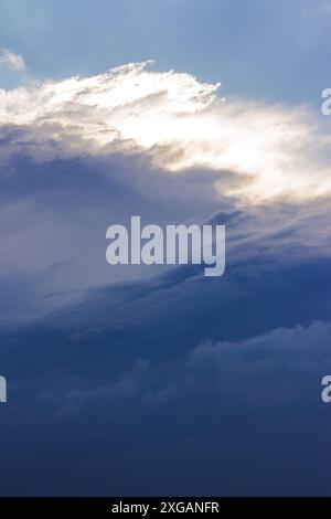cielo nuvoloso. sfondo previsioni meteo piovose Foto Stock