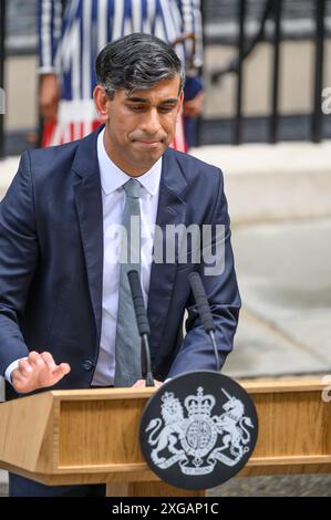 Rishi Sunak deputato parlò a Downing Street con sua moglie, Ahshata Murty, dietro di lui nel suo ultimo giorno come primo ministro il giorno dopo che i laburisti ottennero il gen Foto Stock