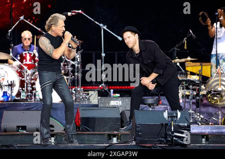 Peter Maffay und Johannes Oerding live bei einem Konzert der We Love Rock n Roll - Farewell Tour auf der Trabrennbahn Bahrenfeld. Amburgo, 07.07.2024 *** Peter Maffay e Johannes Oerding dal vivo ad un concerto del We Love Rock n Roll Farewell Tour al Trabrennbahn Bahrenfeld Hamburg, 07 07 2024 foto:xgbrcix/xFuturexImagex maffay 4711 Foto Stock