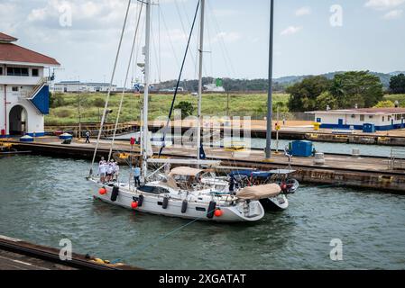 Barca a vela che passa attraverso il Canale di Panama a Miraflores Locks, Panama City, America centrale Foto Stock