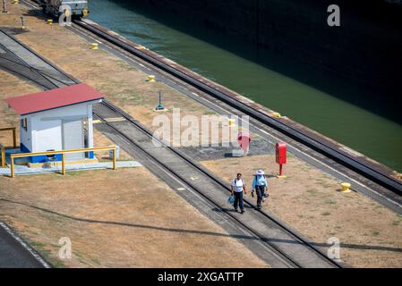 Lavoratori del Canale di Panama a Miraflores Lock, Panama City, Panama, America centrale Foto Stock