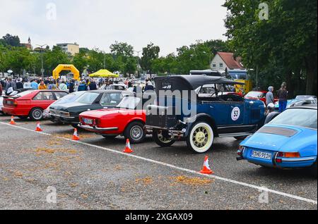 20) Regensburger Classic Rallye, Oldtimer-Rennen bzw Ausfahrt mit Start und Ziel a Ratisbona, via Laaber, Beratzhausen, Lupburg, Steinmühle bei Parsberg, Hexenagger, Kapflberg, Sinzing, Stadtamhof. Foto: Teilnehmer-Fahrzeuge vor dem Start am Dultplatz Regensburg *** 20 Regensburger Classic Rallye, gara di auto d'epoca o uscita con partenza e arrivo a Ratisbona, via Laaber, Beratzhausen, Lupburg, Steinmühle vicino a Parsberg, Hexenagger, Kapflberg, Sinzing, Stadtamhof foto dei veicoli partecipanti prima della partenza a Dultplatz Ratisbona Foto Stock