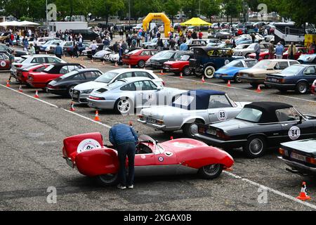 20) Regensburger Classic Rallye, Oldtimer-Rennen bzw Ausfahrt mit Start und Ziel a Ratisbona, via Laaber, Beratzhausen, Lupburg, Steinmühle bei Parsberg, Hexenagger, Kapflberg, Sinzing, Stadtamhof. Foto: Teilnehmer-Fahrzeuge vor dem Start am Dultplatz Regensburg *** 20 Regensburger Classic Rallye, gara di auto d'epoca o uscita con partenza e arrivo a Ratisbona, via Laaber, Beratzhausen, Lupburg, Steinmühle vicino a Parsberg, Hexenagger, Kapflberg, Sinzing, Stadtamhof foto dei veicoli partecipanti prima della partenza a Dultplatz Ratisbona Foto Stock