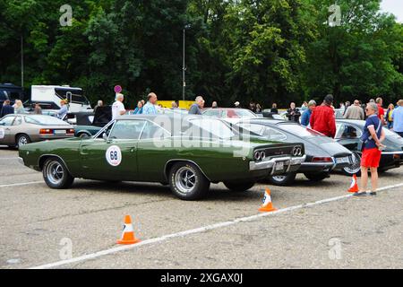 20) Regensburger Classic Rallye, Oldtimer-Rennen bzw Ausfahrt mit Start und Ziel a Ratisbona, via Laaber, Beratzhausen, Lupburg, Steinmühle bei Parsberg, Hexenagger, Kapflberg, Sinzing, Stadtamhof. Foto: Fahrzeuge am Dultplatz a Ratisbona *** 20 Regensburger Classic Rallye, gara di auto d'epoca o uscita con partenza e arrivo a Ratisbona, via Laaber, Beratzhausen, Lupburg, Steinmühle vicino a Parsberg, veicoli fotografici Hexenagger, Kapflberg, Sinzing, Stadtamhof presso la Dultplatz di Ratisbona Foto Stock