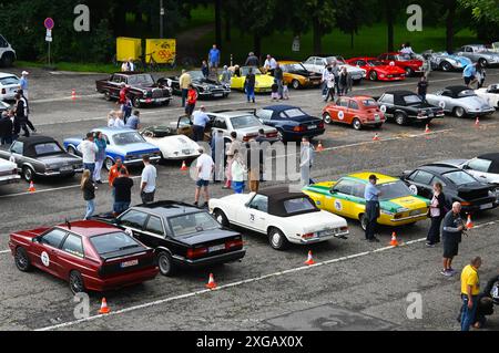 20) Regensburger Classic Rallye, Oldtimer-Rennen bzw Ausfahrt mit Start und Ziel a Ratisbona, via Laaber, Beratzhausen, Lupburg, Steinmühle bei Parsberg, Hexenagger, Kapflberg, Sinzing, Stadtamhof. Foto: Teilnehmer-Fahrzeuge vor dem Start am Dultplatz Regensburg *** 20 Regensburger Classic Rallye, gara di auto d'epoca o uscita con partenza e arrivo a Ratisbona, via Laaber, Beratzhausen, Lupburg, Steinmühle vicino a Parsberg, Hexenagger, Kapflberg, Sinzing, Stadtamhof foto dei veicoli partecipanti prima della partenza a Dultplatz Ratisbona Foto Stock