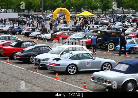 20) Regensburger Classic Rallye, Oldtimer-Rennen bzw Ausfahrt mit Start und Ziel a Ratisbona, via Laaber, Beratzhausen, Lupburg, Steinmühle bei Parsberg, Hexenagger, Kapflberg, Sinzing, Stadtamhof. Foto: Teilnehmer-Fahrzeuge vor dem Start am Dultplatz Regensburg *** 20 Regensburger Classic Rallye, gara di auto d'epoca o uscita con partenza e arrivo a Ratisbona, via Laaber, Beratzhausen, Lupburg, Steinmühle vicino a Parsberg, Hexenagger, Kapflberg, Sinzing, Stadtamhof foto dei veicoli partecipanti prima della partenza a Dultplatz Ratisbona Foto Stock