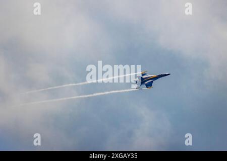 I Blue Angels si esibiscono sulla base aerea di Pensacola a Pensacola, Florida, Stati Uniti Foto Stock