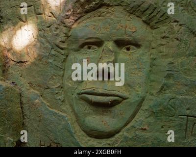 Scultura in arenaria di un volto accanto all'antica pista Hell Lane, vicino a Symondsbury, Dorset, Inghilterra, Regno Unito, settembre 2021 Foto Stock
