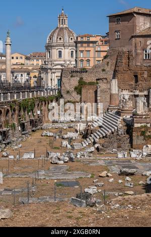 Foro di Augusto antiche rovine con il Tempio di Marte Ultore (il Vendicatore) nella città di Roma, Italia. Foto Stock