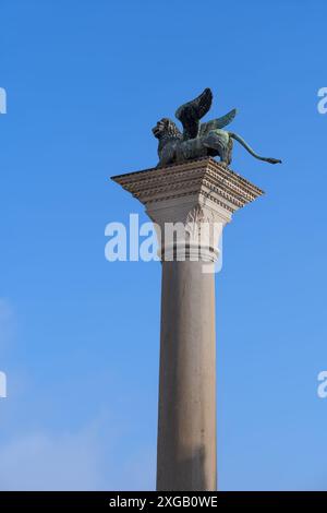 Colonna di San Marco - colonna di San Marco a Venezia, Italia. La scultura del Leone di Venezia che simboleggia San Marco Evangelista. Foto Stock