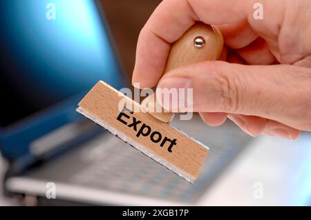 Import - Export Ein Holzstempel ist beschriftet mit dem Aufdruck Export *** Import Export Un timbro di legno è etichettato con la casa editrice Export Foto Stock