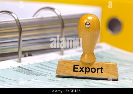 Import - Export Ein Holzstempel ist beschriftet mit dem Aufdruck Export *** Import Export Un timbro di legno è etichettato con la casa editrice Export Foto Stock